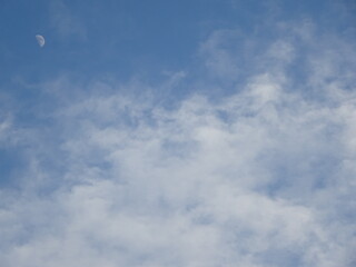 青空と雲と月