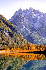 Mountain lake, beautiful view of the autumn mountains