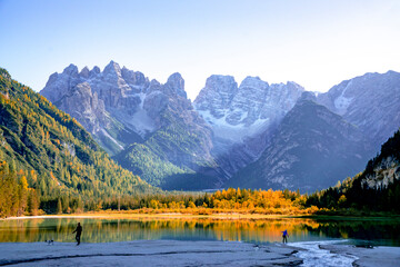 Mountain lake, beautiful view of the autumn mountains