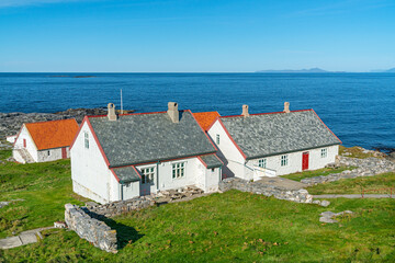 Runde Fyr, Wirtschaftsgebäude am Leuchtturm, Vogelinsel Runde, Norwegen