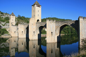 Fototapeta na wymiar valentré bridge in cahors (france)