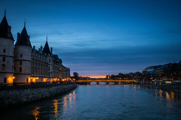 Fototapeta na wymiar La Consciergerie & Pont Neuf at sunset, Paris, France