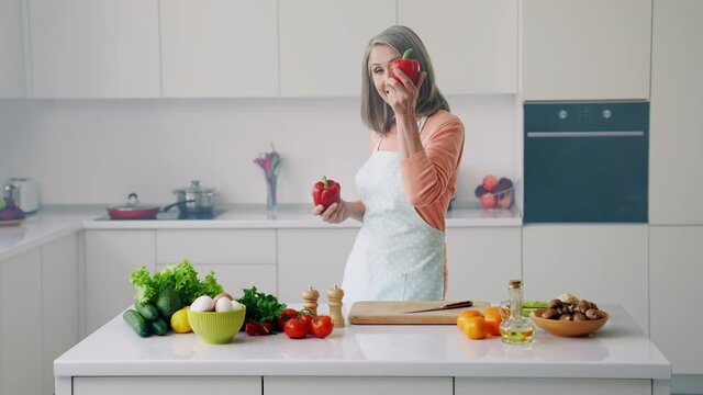Crazy funky blogger retired lady hold paprika dance record cook tutorial
