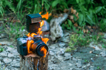 The camera is on fire on a tree stump in nature