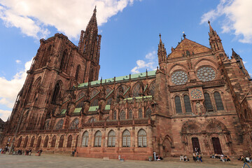 Gotisches Meisterwerk; Straßburger Münster vom Schlossplatz gesehen - obrazy, fototapety, plakaty
