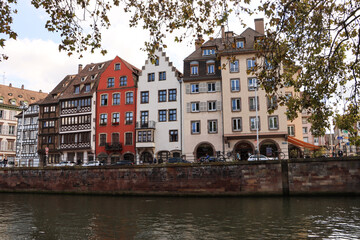 Naklejka premium Straßburger Illufer, Häuserzeile am Quai Saint-Nicolas