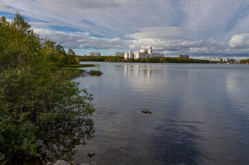 Fototapeta premium sunny autumn day at Lake Semyonovskoye (Murmansk, Russia)