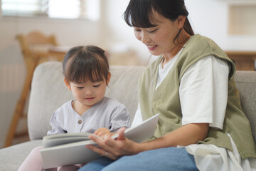 絵本を読む親子