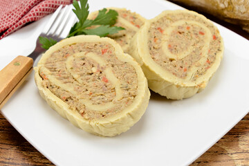 tranches de Fleischschnacka (spécialité alsacienne) dans une assiette