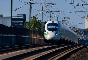 Hochgeschwindigkeitszug Eisenbahn Strecke Trasse Deutschland Frankfurt schnell Technologie...