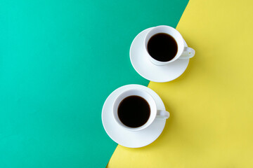 白いコーヒーカップと緑と黄色の背景