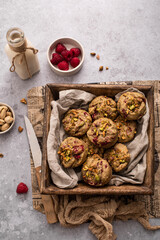 muffins moelleux faits maison aux framboises et pistaches