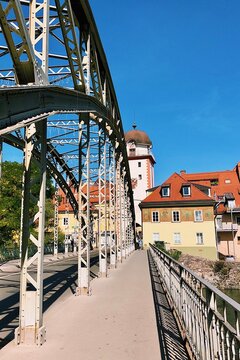 Puente de hierro con torre al fondo. Leoben, Austria