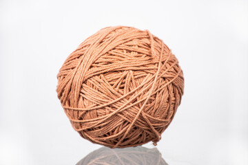 Ovillo de lana de color sobre fondo blanco