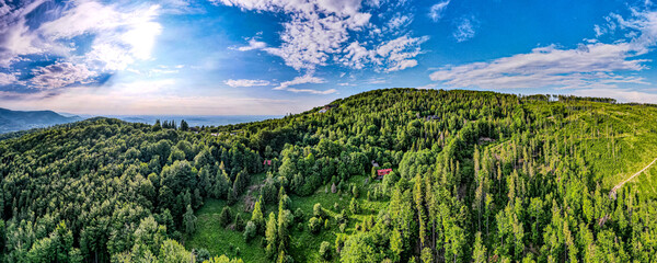 Góry, Beskid Śląski, Równica okolice Ustronia, panorama z lotu ptaka w lecie.