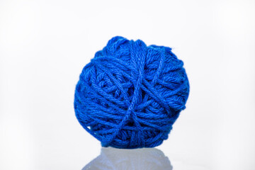 Ovillo de lana de color sobre fondo blanco