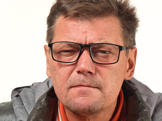 Obraz premium old not shaved man in glasses with facial expressions close-up
