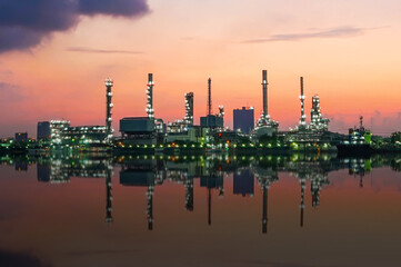 Obraz na płótnie Canvas oil refinery at sunset