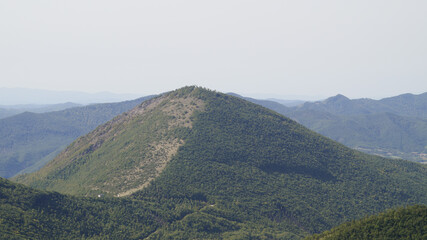 Panorama dal sentiero di montagna 253 per il monte Catria nelle Marche