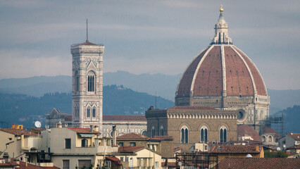 Obraz premium The dome and bell tower of the Cathedral of Santa Maria del Fiore