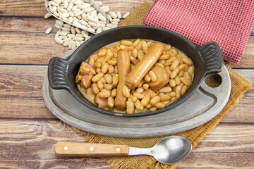 plat de cassoulet une table en bois