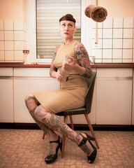 Korken Knallen, Frau mit Tattoos öffnet eine Flasche Schaumwein