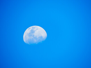 luna en el cielo azul