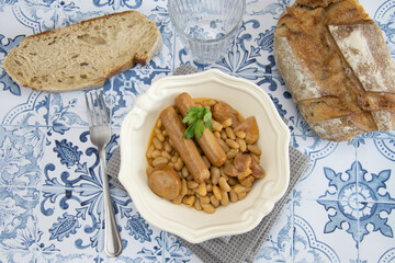 plat de cassoulet dur une table en bois