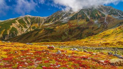 室堂　秋の絶景　流れる雲と紅葉に染まる山