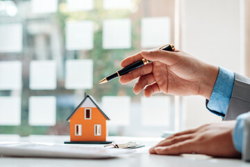 Buyers and real estate agents have agreed to buy and sell by holding hands to rent or buy a house after the documents have been signed within the office.