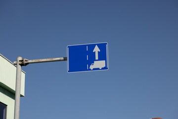 特定の種類の車両の通行区分　道路標識