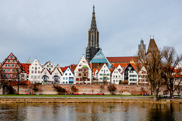 Blick über die Donau auf die Stadtmauer und das Ulmer Münster