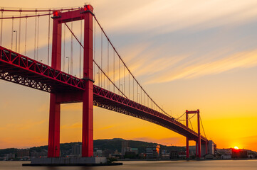 Fototapeta na wymiar 夕焼けに照らされる美しい赤い吊り橋