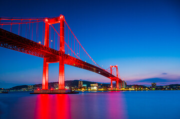 Fototapeta na wymiar 夜空と赤い吊り橋と洞海湾