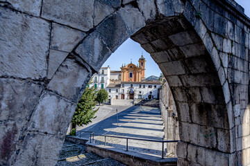 Fototapeta na wymiar Piazza Garibaldi a Sulmona e l'arco dell'acquedotto medievale
