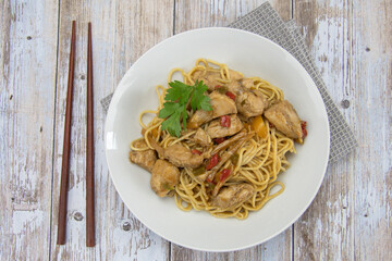poulet sauté aux poivrons et pousses de bambou