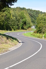 kurvige Straße durch die WEinberge von der Eifel nach Kröv an der Mosel