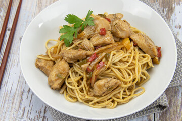 poulet sauté aux poivrons et pousses de bambou