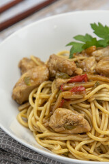 poulet sauté aux poivrons et pousses de bambou