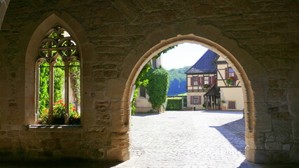 Fototapeta na wymiar Torbogen im ehemaligen Kloster Bebenhausen bei Tübingen mit Blick in den Innenhof