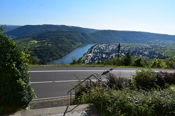 kurvige Straße durch die WEinberge von der Eifel nach Kröv an der Mosel