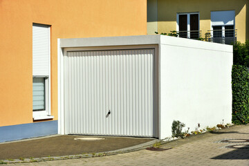 Moderne Beton-Garage mit Automatik-Tor in der Hauszufahrt