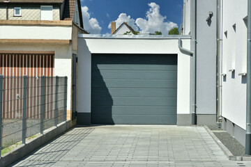 Garage aus Beton an einem Wohnhaus