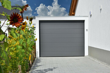Moderne Beton-Garage mit Automatik-Tor in der Hauszufahrt © Hermann