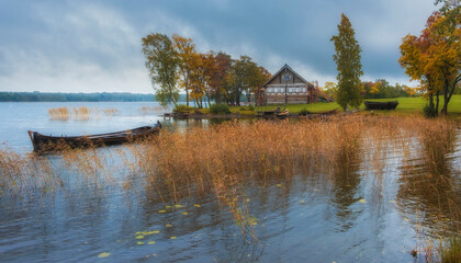 Obraz premium A village house made of logs in the Kizhi Museum Reserve in the north of Russia on Lake Onega with docks and a pier.
