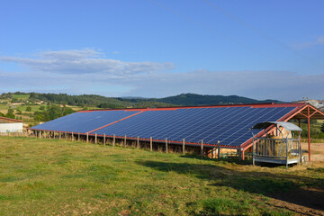 Toit en panneaux solaires dans nos campagnes à l'énergie écologique, département de la Loire en région Auvergne-Rhône-Alpes, France