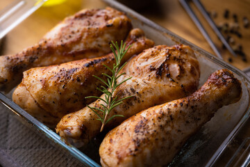 baked chiken drumsticks in glass plates