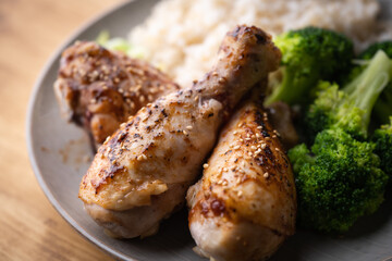 teriyaki chicken drumsticks with broccoli and brown rice