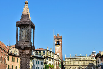 Fototapeta na wymiar old town, beautiful architecture of Verona, Italy