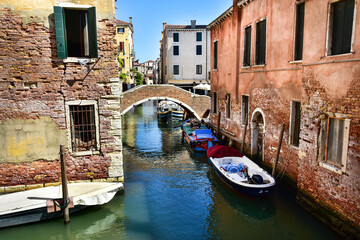 Fototapeta na wymiar Gondola on the canal in Venice, typical Italy architecture